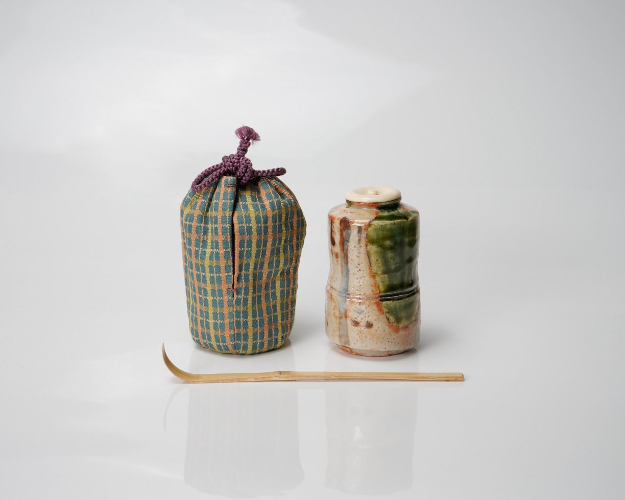 Nagae Koshi , Oribe tea caddy, stoneware credit Dai Ichi Arts, Ltd.